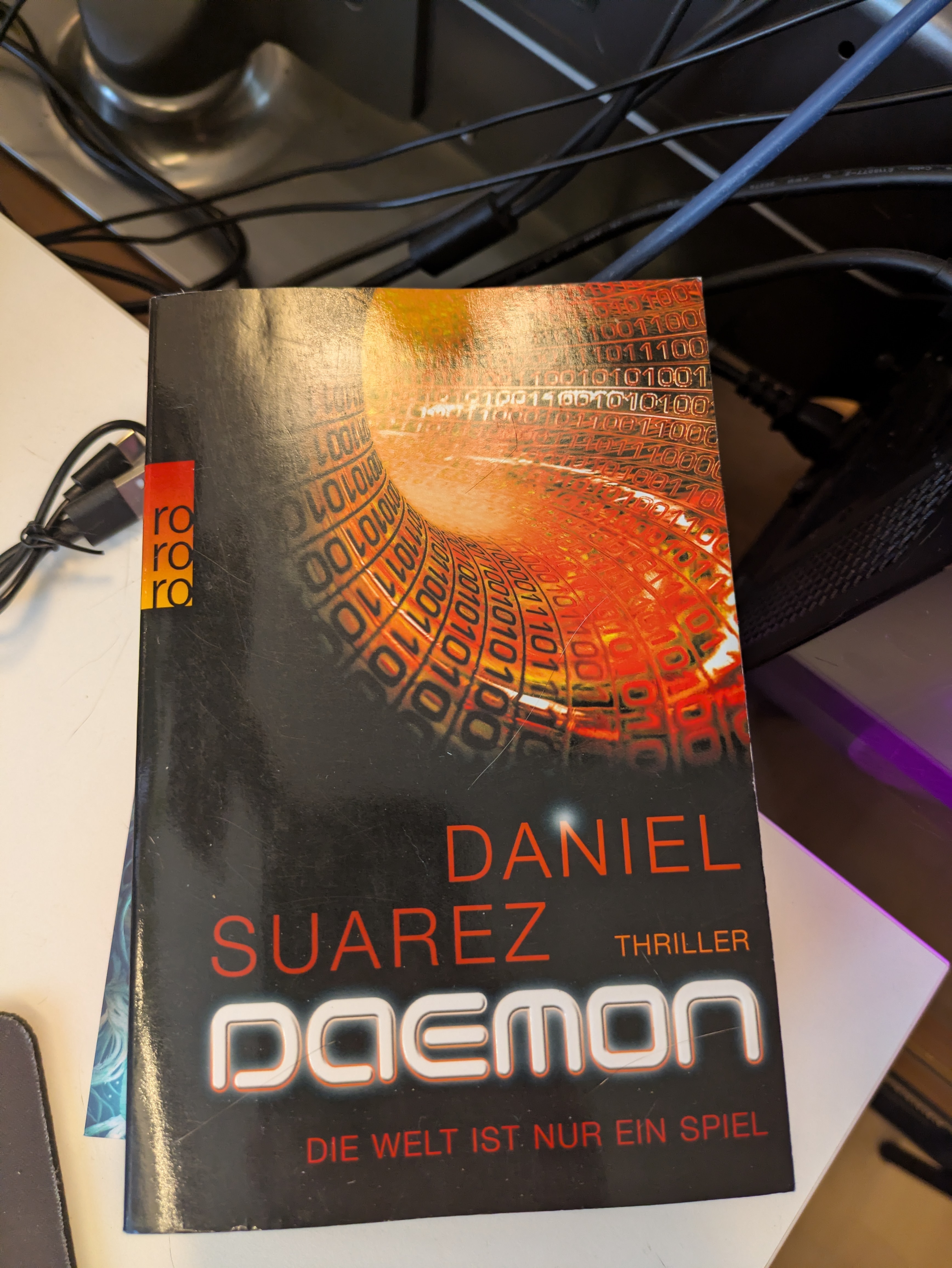 BOOK_REVIEW: Daemon